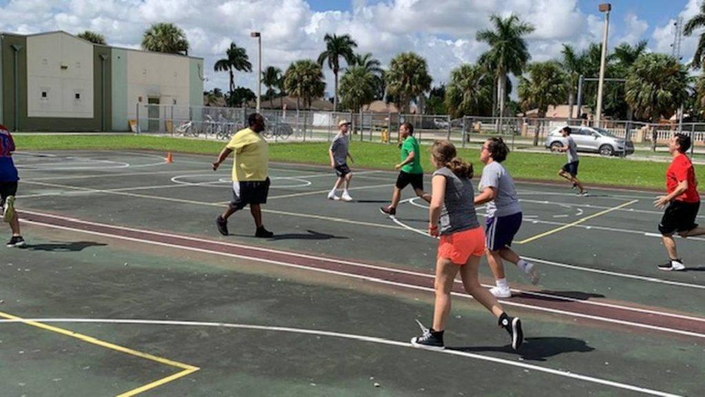 Se estrena el primer equipo de basquetbol de escuela para autistas en el sur de la Florida