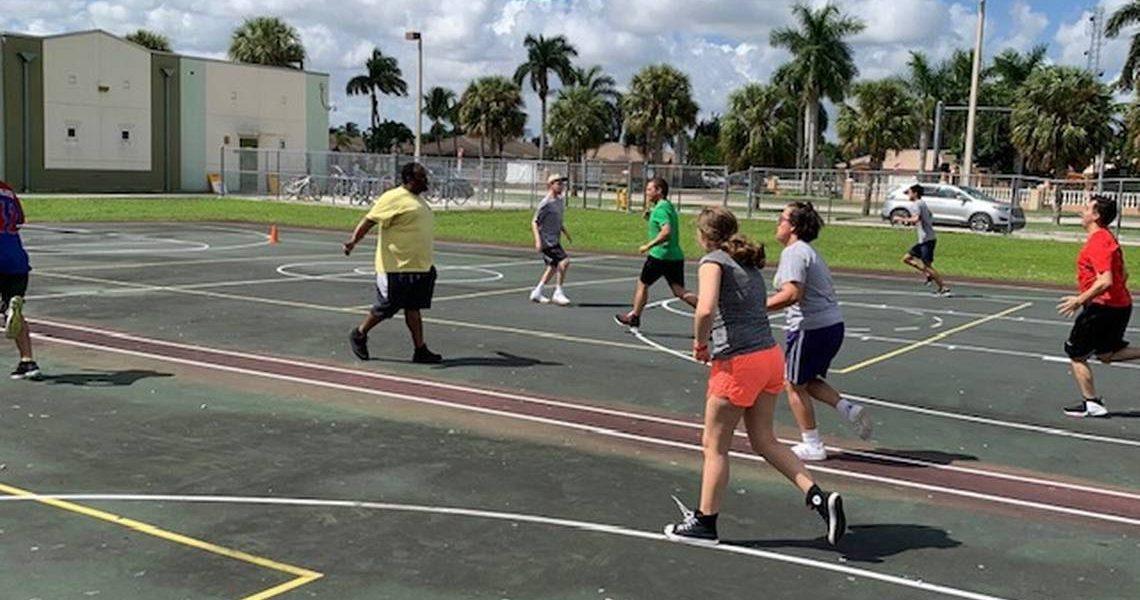 Se estrena el primer equipo de basquetbol de escuela para autistas en el sur de la Florida